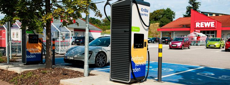 Energie & Management > Elektromobilität - EnBW elektrifiziert weitere Rewe-Standorte