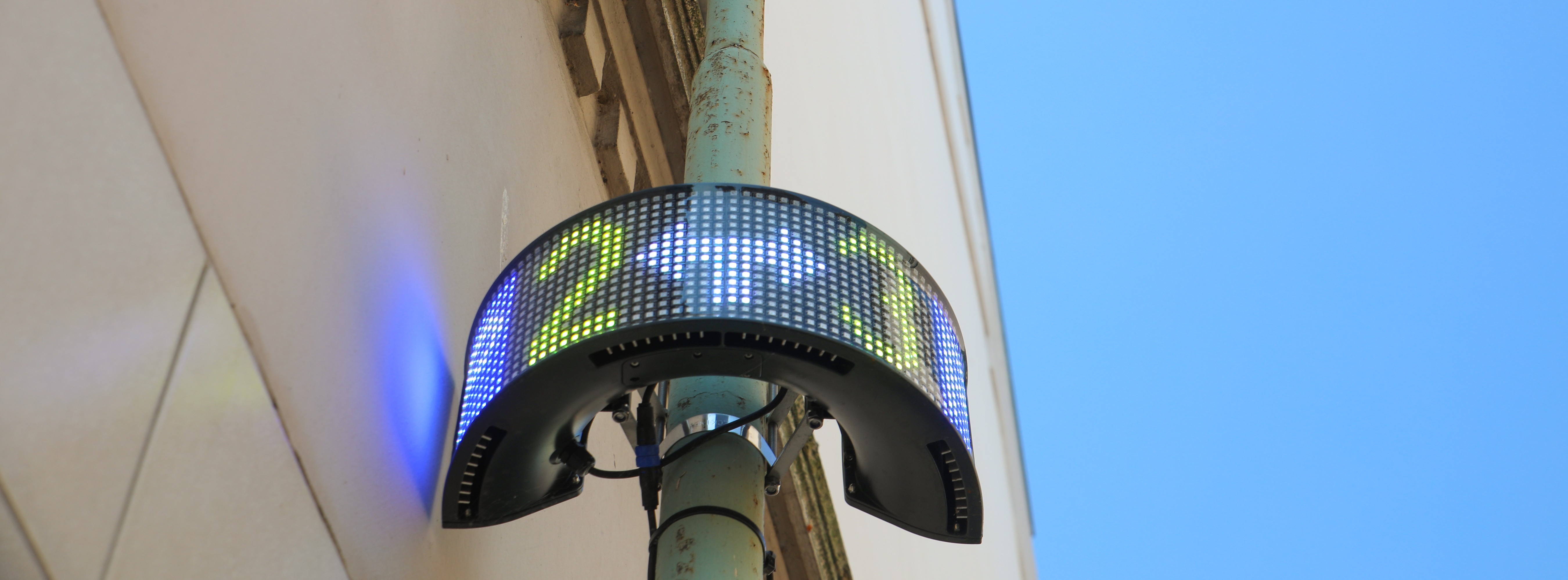 Energie & Management > Smart City - Laternendisplay weist den Weg zum freien Parkplatz