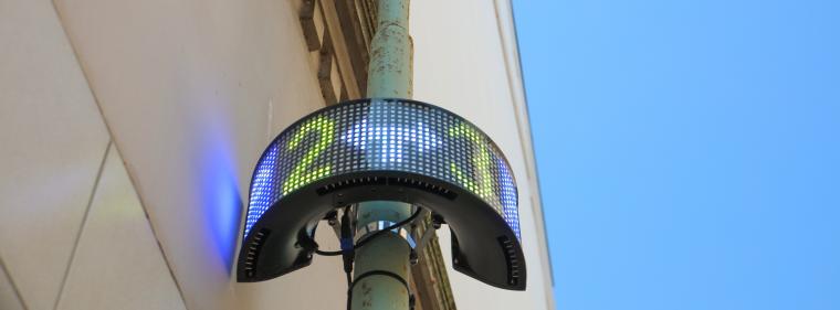 Energie & Management > Smart City - Laternendisplay weist den Weg zum freien Parkplatz
