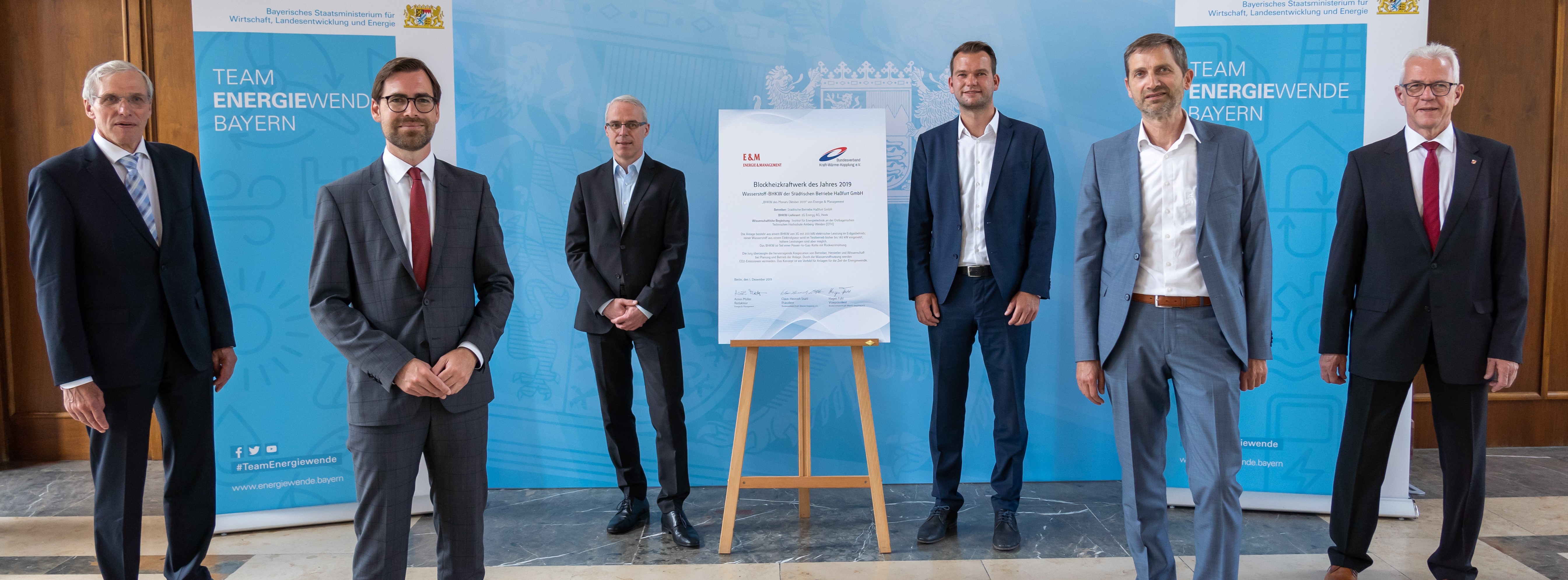 Energie & Management > In Eigener Sache - Wirtschaftsminister Aiwanger verleiht 