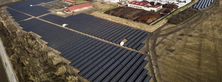 Energie & Management > Photovoltaik - Solarkraftwerk mit Schafen und Traktoren