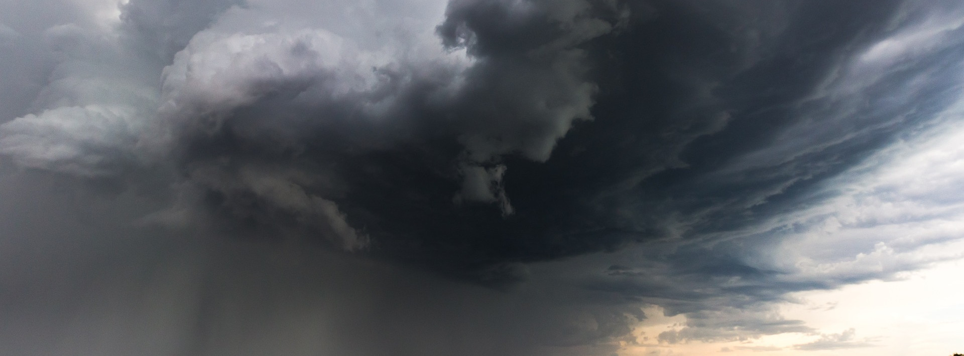 Energie & Management > Stromnetz - Sturm knickt Strommasten