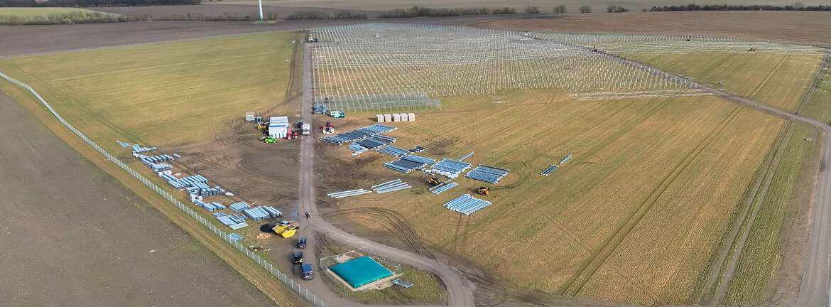 Energie & Management > Photovoltaik - Bauarbeiten für Agri-PV-Großanlage in Brandenburg laufen