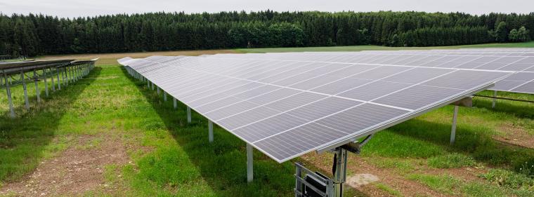 Energie & Management > Photovoltaik - IBC Solar realisiert erste Agri-PV-Anlage mit Trackern