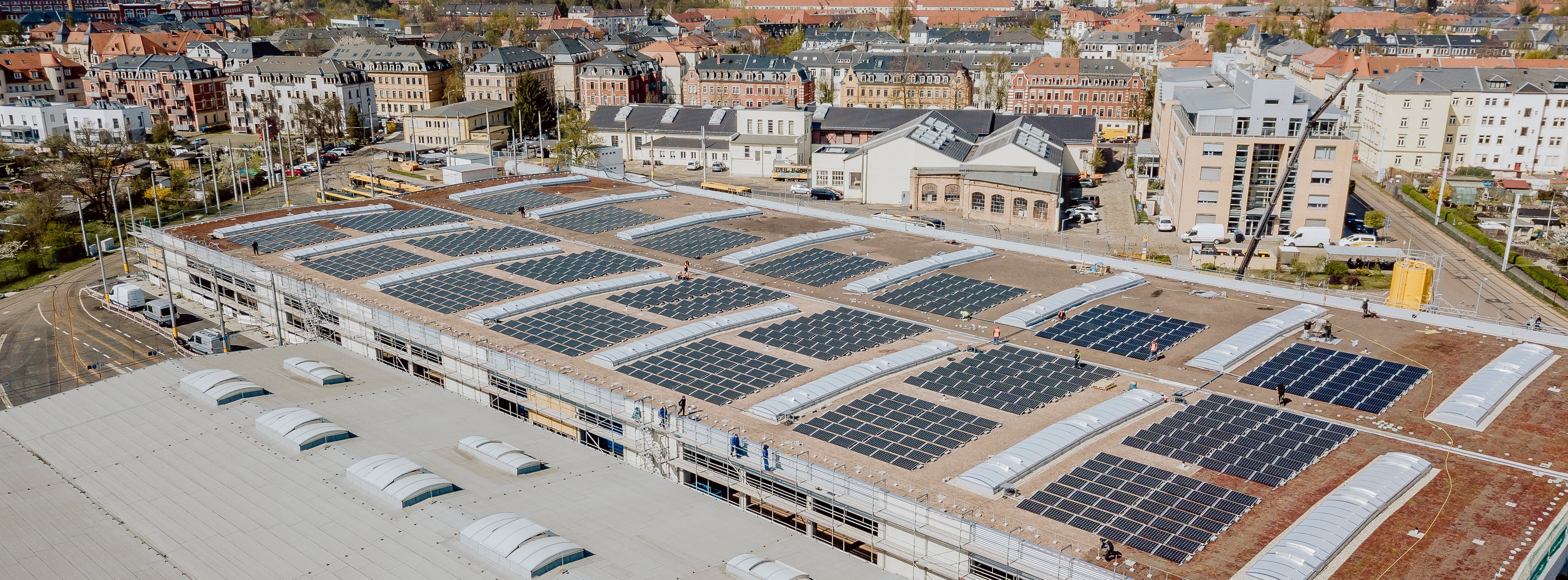 Energie & Management > Photovoltaik - Dresdner Straßenbahn parkt unter Solarmodulen