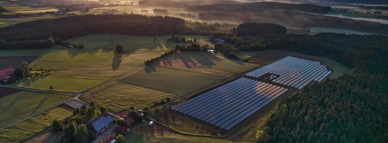 Energie & Management > Regenerative - Solarpark mit 3-MW-Speicher am Netz
