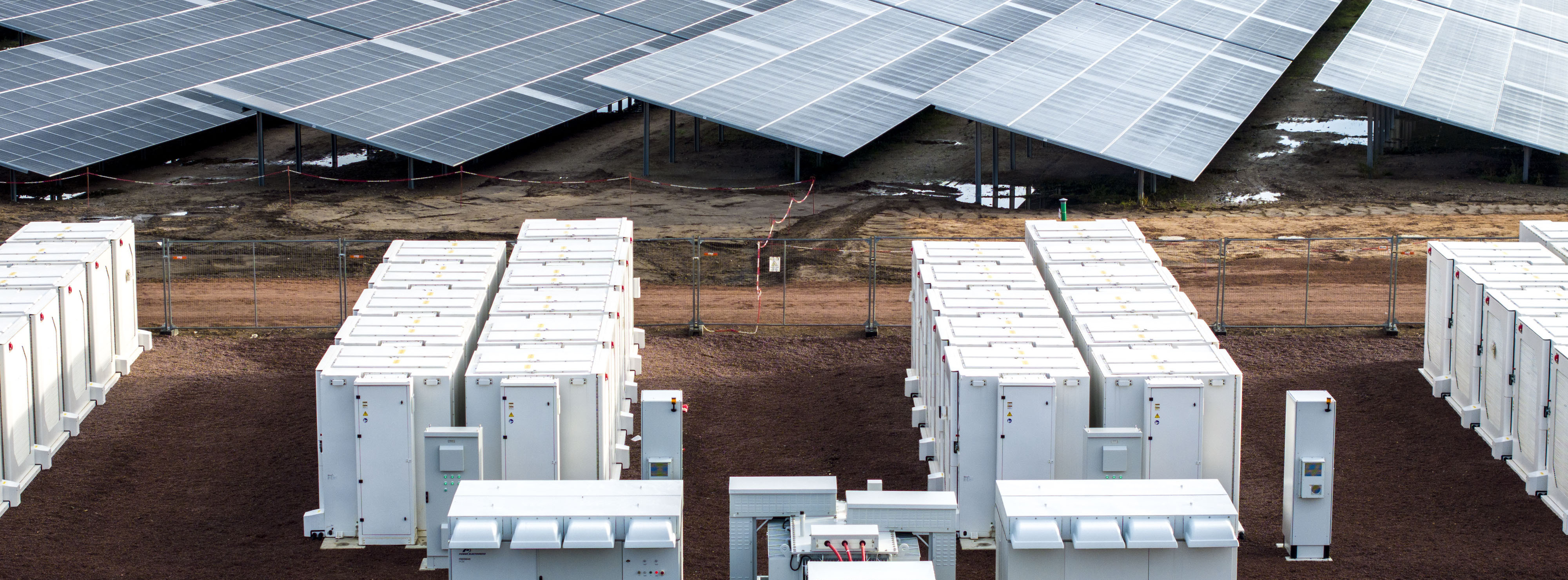 Energie & Management > Photovoltaik - Eines der größten deutschen Hybridkraftwerke fährt hoch