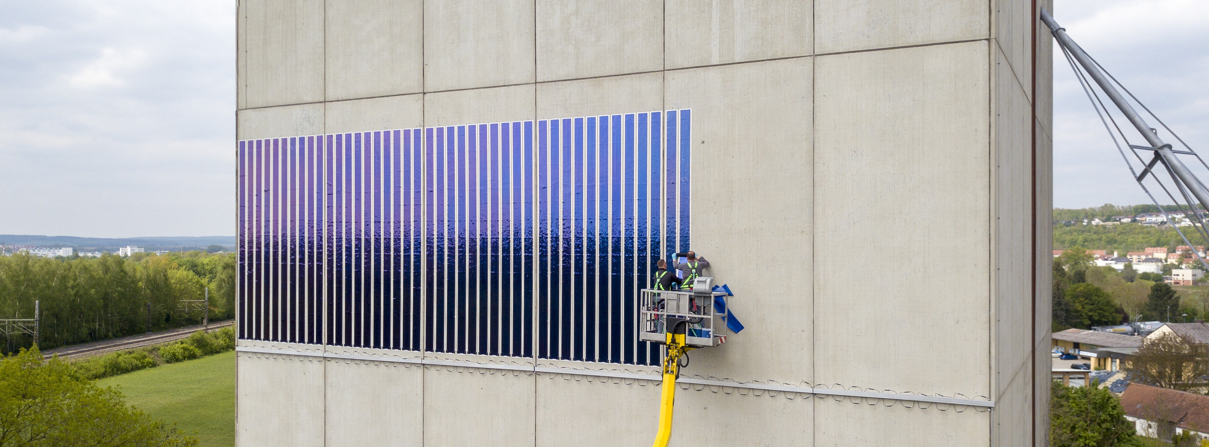 Energie & Management > Photovoltaik - Lechwerke erproben Solarfolie an Fassaden