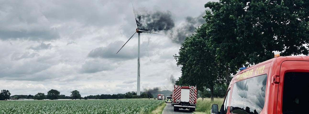 Energie & Management > Windkraft Onshore - Brennende Windkraftanlage legt Zugverkehr stundenlang lahm