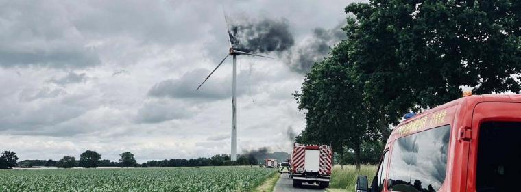 Energie & Management > Windkraft Onshore - Brennende Windkraftanlage legt Zugverkehr stundenlang lahm
