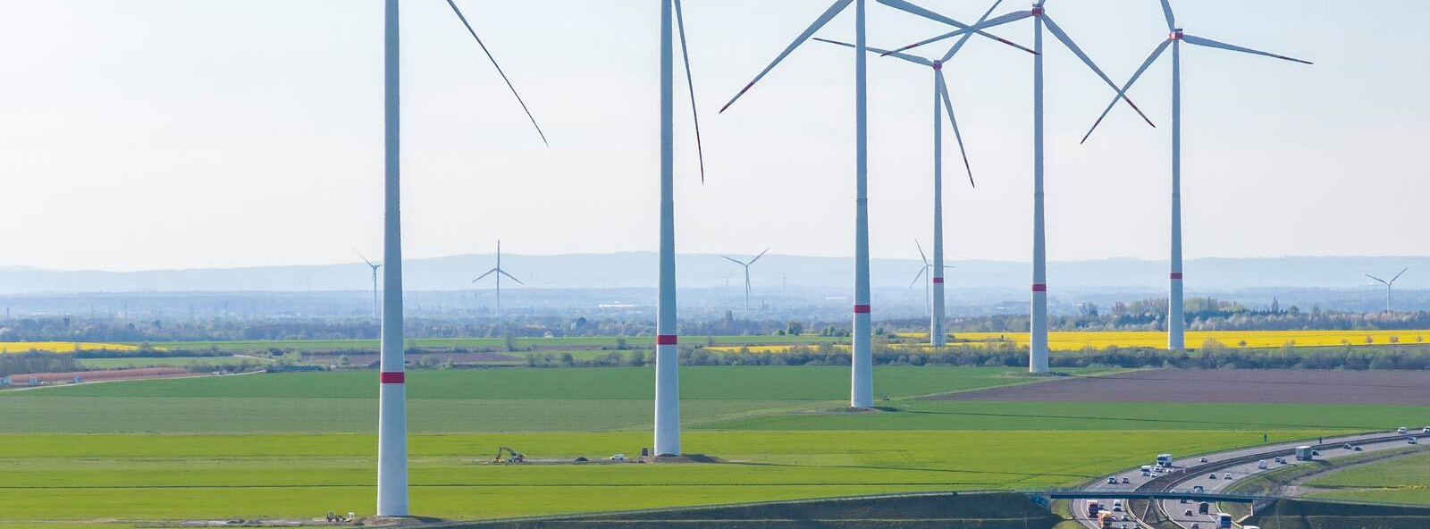 Energie & Management > Windkraft - Turbine lässt Flügel hängen und legt Verkehr lahm