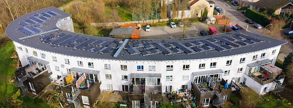 Energie & Management > Klimaschutz - Kirche installiert PV-System für Sozialwohnungen