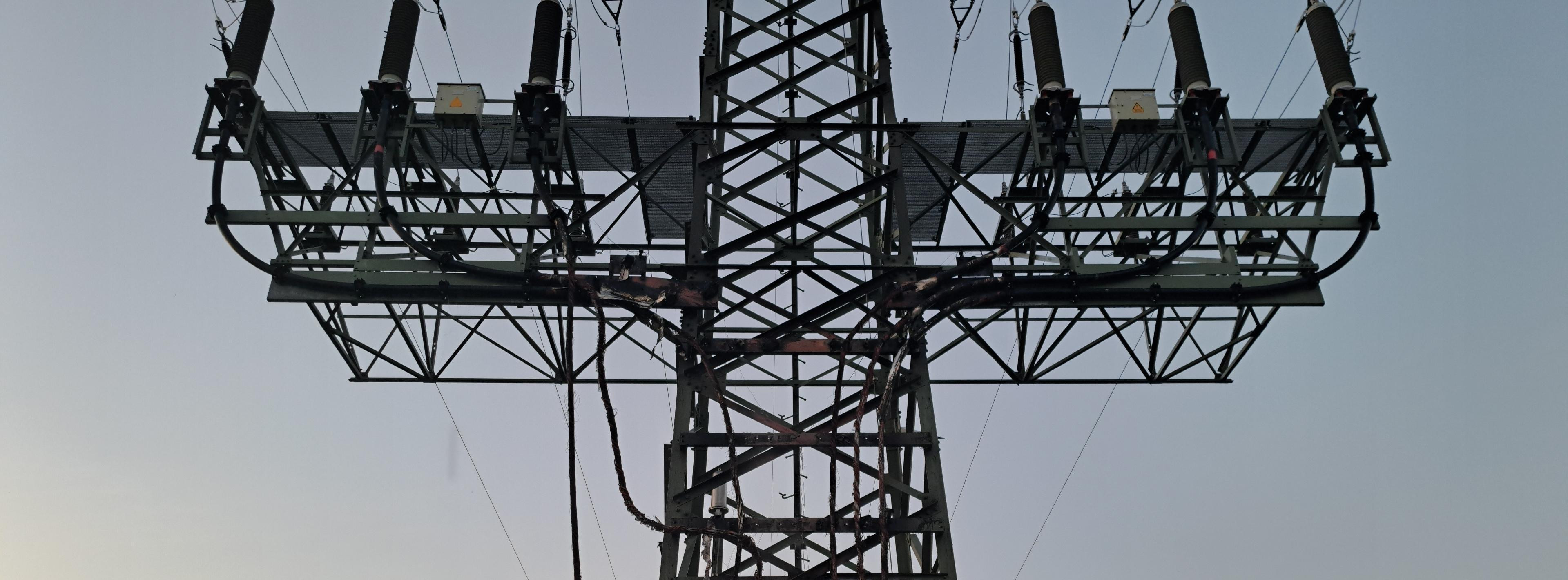 Energie & Management > Stromnetz - Nach Brandanschlag: Haushaltskunden haben wieder Strom