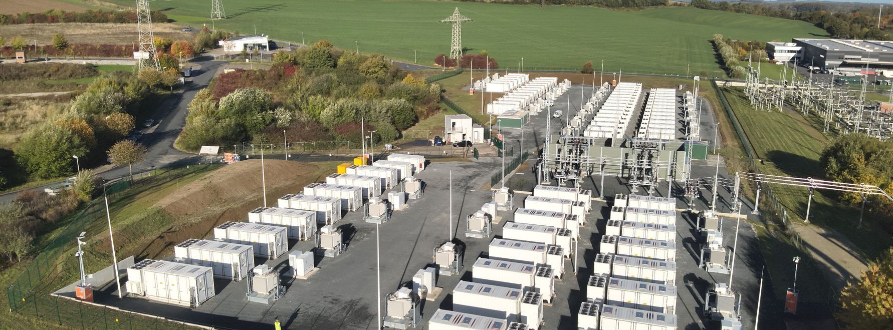 Energie & Management > Stromspeicher - Großbatterie mit 137,5 MW in Alfeld am Netz