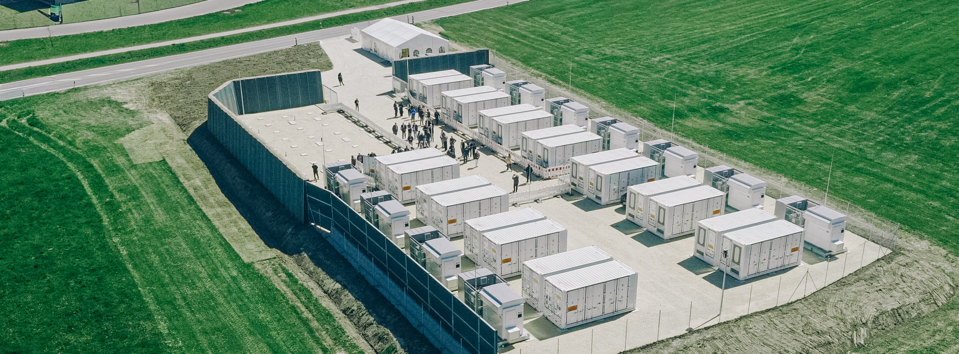 Energie & Management > Stromnetz - LEW schließt ersten &bdquo;netzneutralen&ldquo; Großspeicher ans Netz an