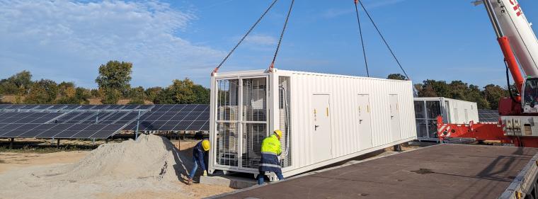 Energie & Management > Stromspeicher - Großbatteriespeicher im Fokus der Stadtwerke