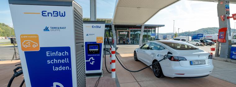 Energie & Management > Elektrofahrzeuge - Härtetest für Ladesäulennetz an Autobahnen in den Ferien