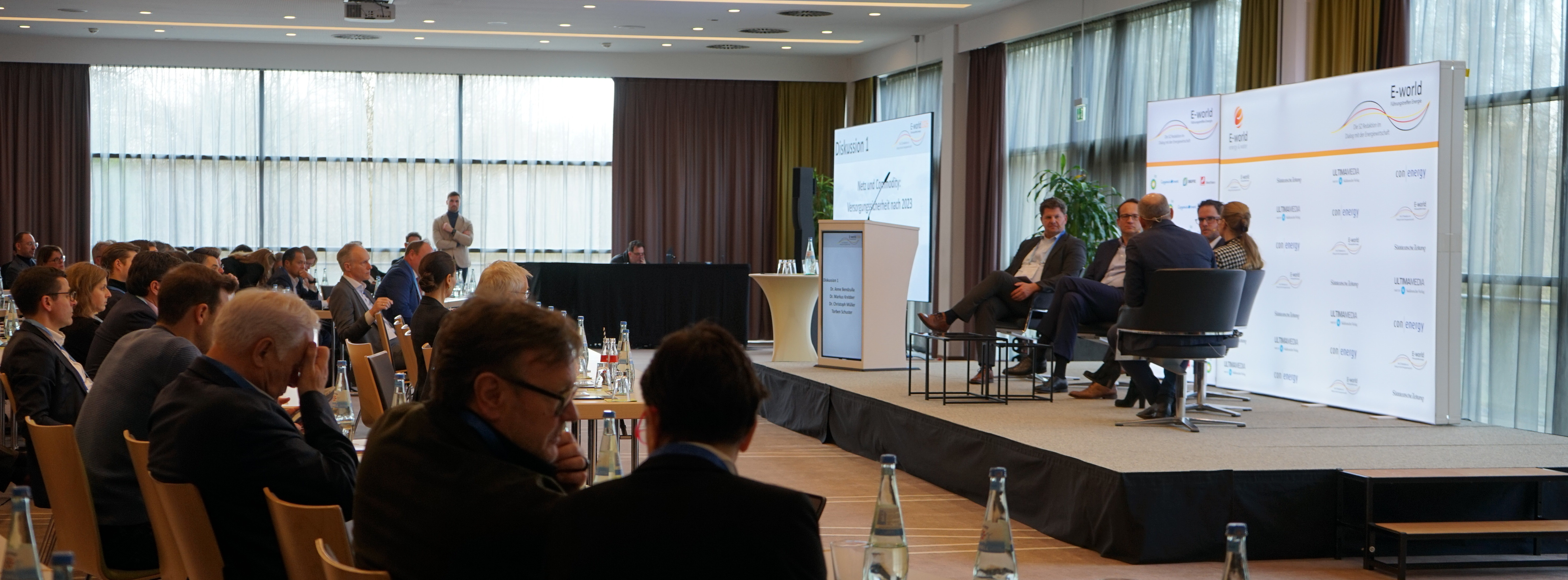 Energie & Management > E-World-2026 - RWE-Chef Krebber sagt erstes Gaskraftwerk für 2030 voraus