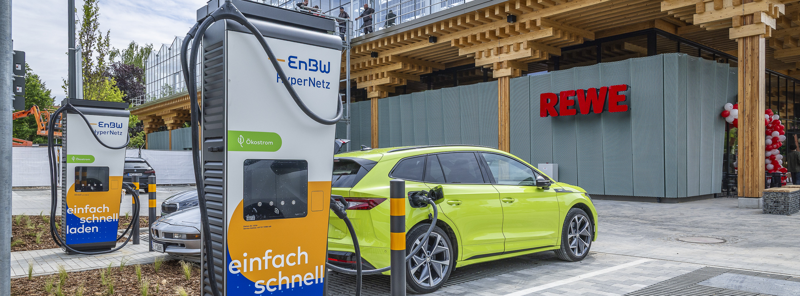 Energie & Management > Ladeinfrastruktur - EnBW baut Schnellladenetz bei Rewe aus