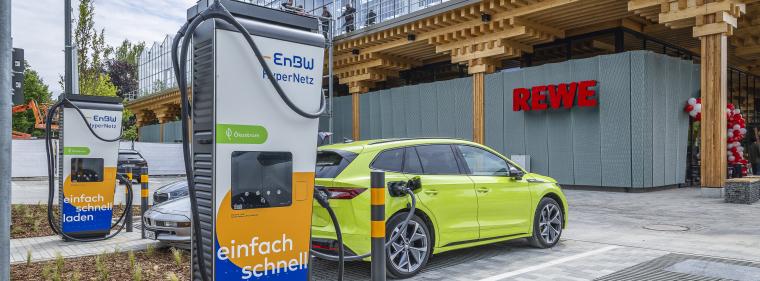 Energie & Management > Ladeinfrastruktur - EnBW baut Schnellladenetz bei Rewe aus
