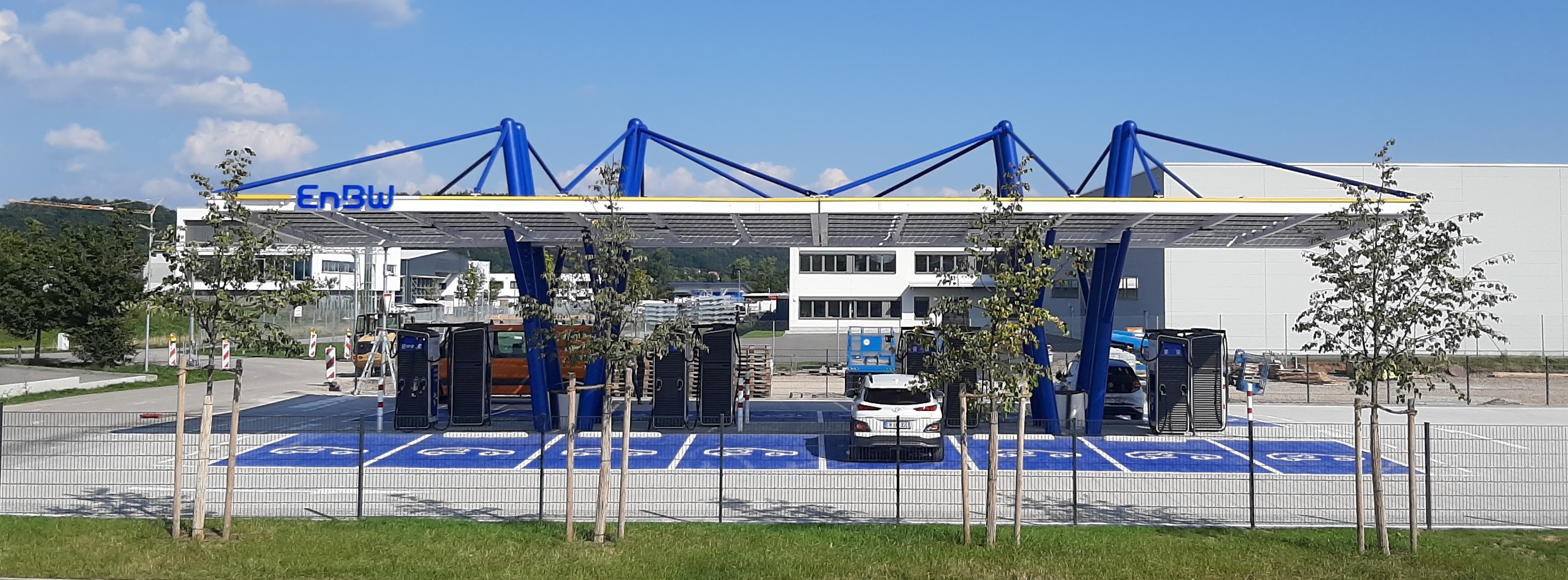 Energie & Management > Elektrofahrzeuge - Neue Schnellladeparks im Wochentakt