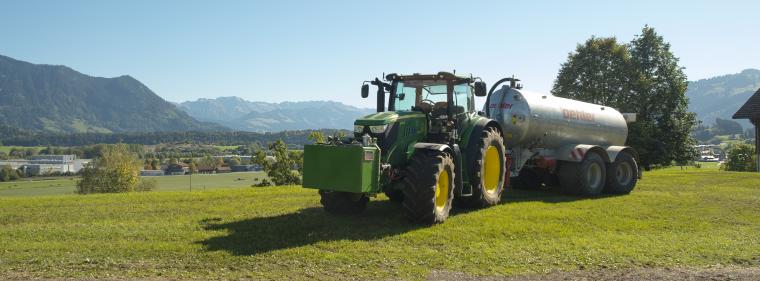 Energie & Management > Elektrofahrzeuge - AÜW testet Hybridtraktor im Allgäu