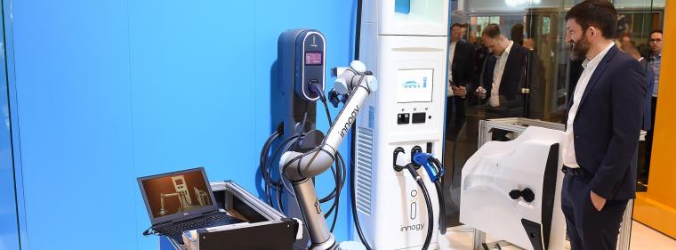 Energie & Management > Elektrofahrzeuge - Roboter lädt automatisch