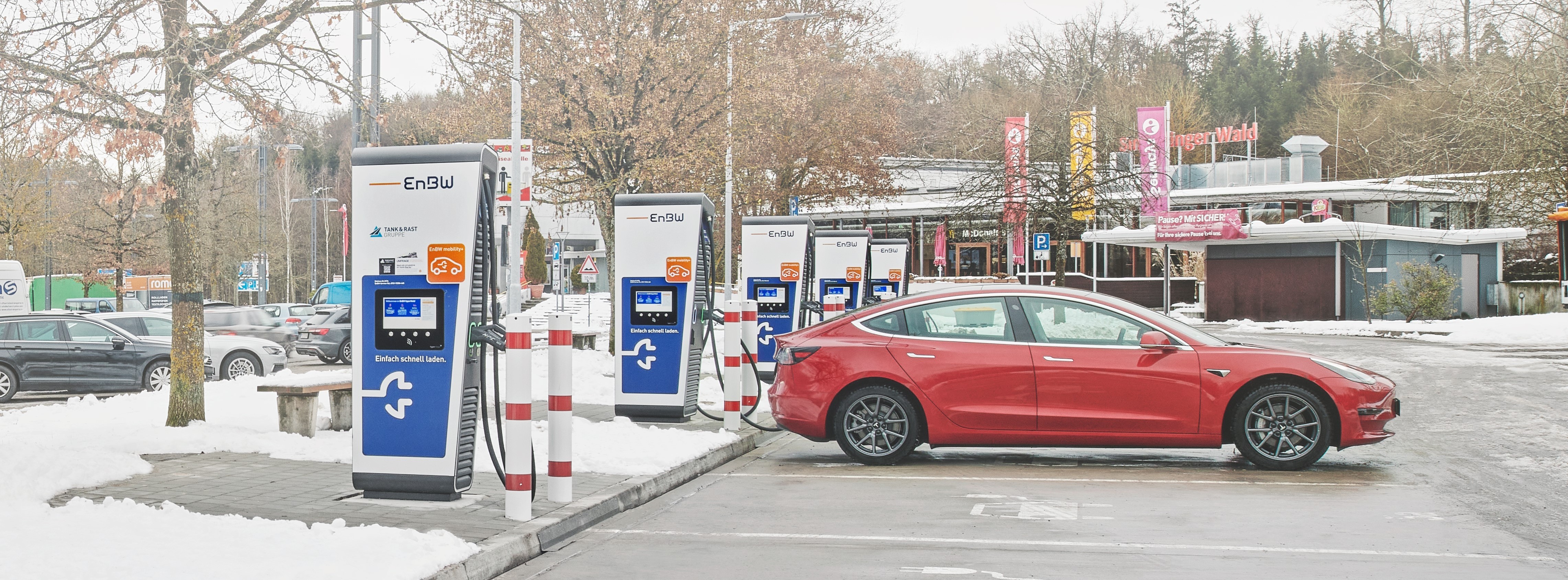 Energie & Management > Elektrofahrzeuge - Neuer Schnellladepark an der A8 eröffnet