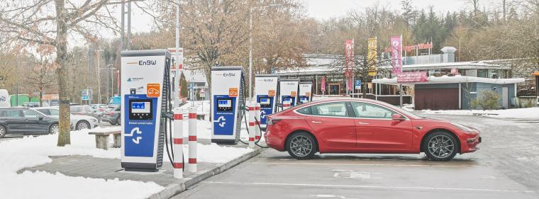 Energie & Management > Elektrofahrzeuge - Neuer Schnellladepark an der A8 eröffnet