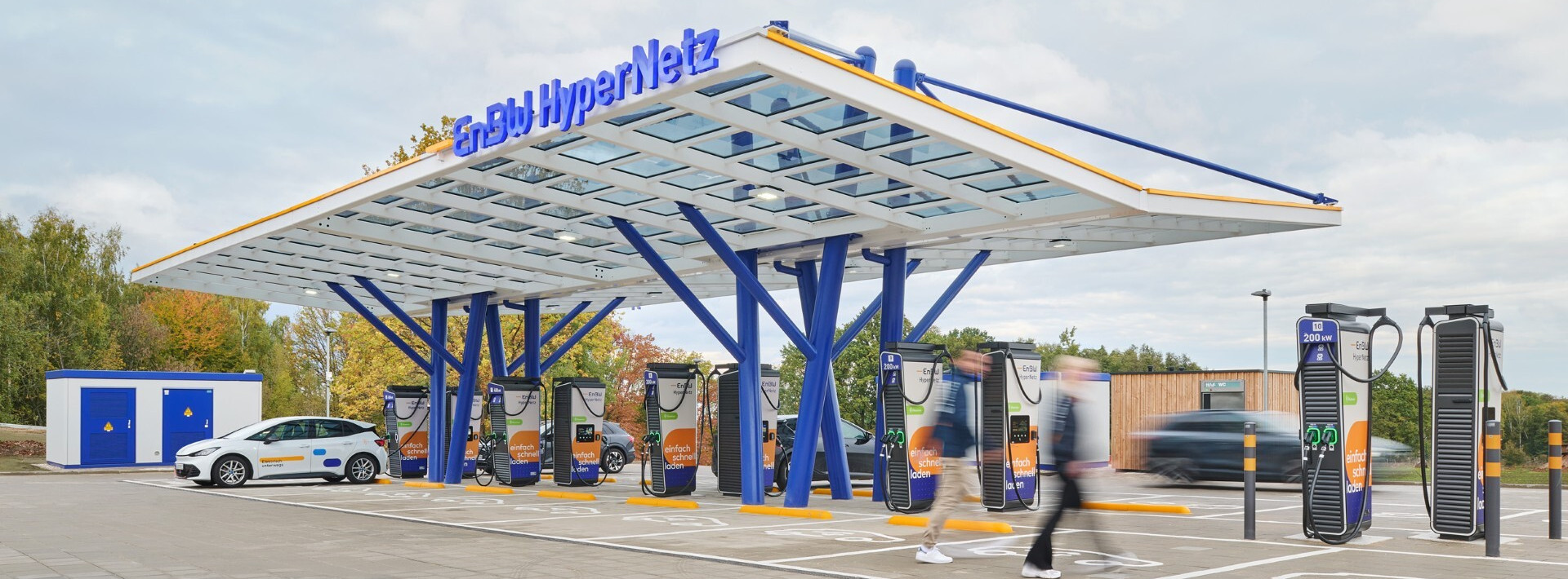 Energie & Management > Ladeinfrastruktur - EnBW koppelt Ladepark mit unsichtbarer PV-Anlage