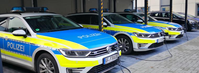 Energie & Management > Elektrofahrzeuge - E-Flotte bewährt sich im harten Polizeieinsatz 