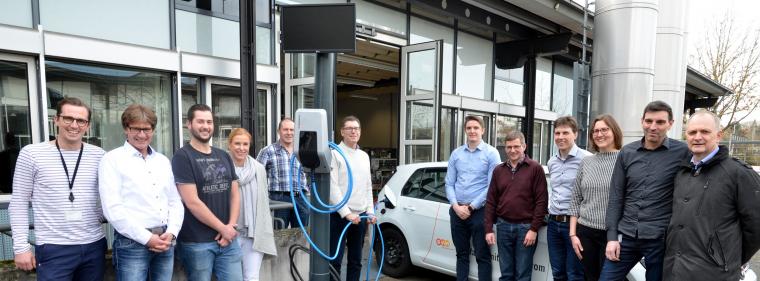 Energie & Management > Elektrofahrzeuge - Straßenlaternen als schnelle Ladestationen