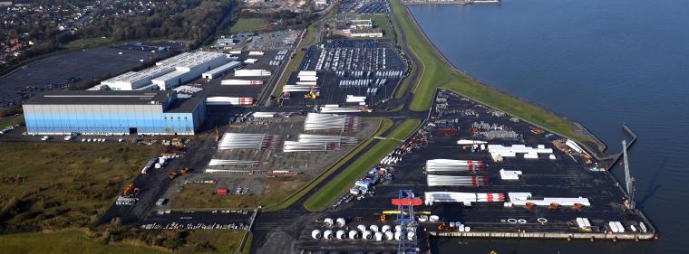 Energie & Management > Windkraft  - Erster Rammschlag in Cuxhaven