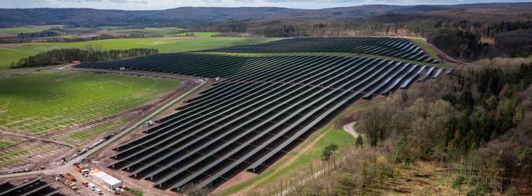 Energie & Management > Wärmenetz - Wärmenetz mit PV und Hackschnitzeln in 900-Seelen-Ort fertig