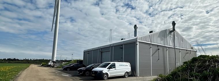 Energie & Management > Wasserstoff - Windkraftanlage direkt mit zwei Elektrolyseuren verbunden