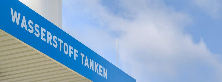 Energie & Management > Wasserstoff - Nach Leuna-Brand warten Wasserstoff-Tankstellen auf Nachschub